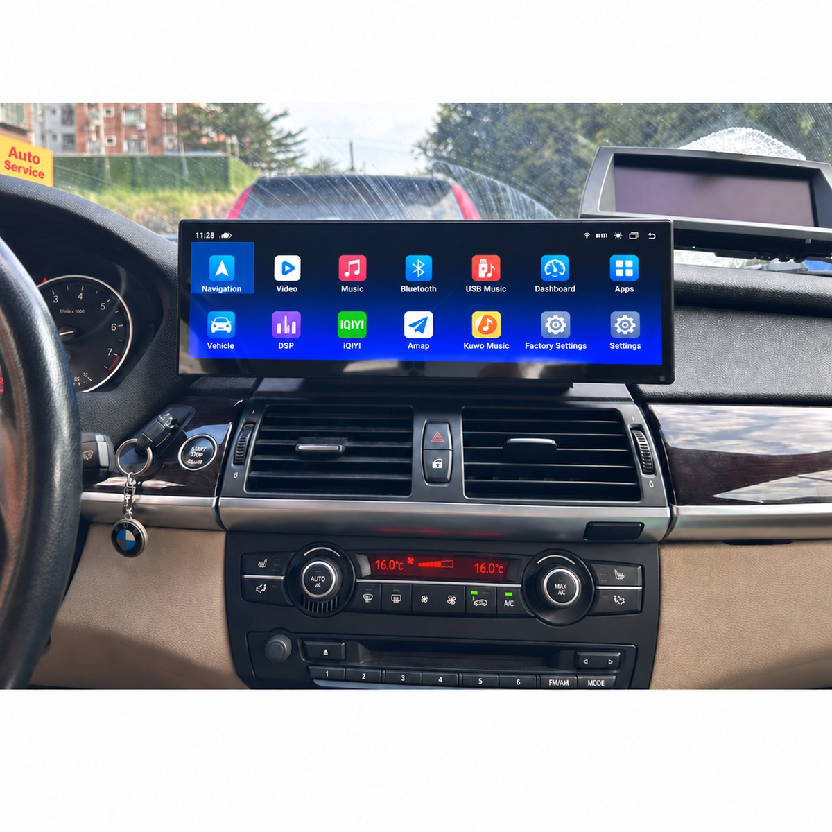 Navigation display and accessories — English product illustration
