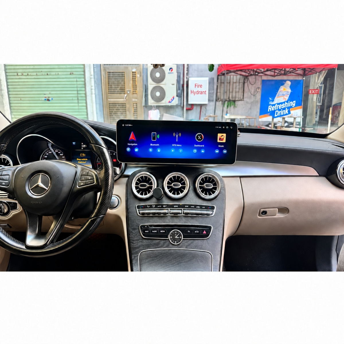 Navigation display and accessories — English product illustration